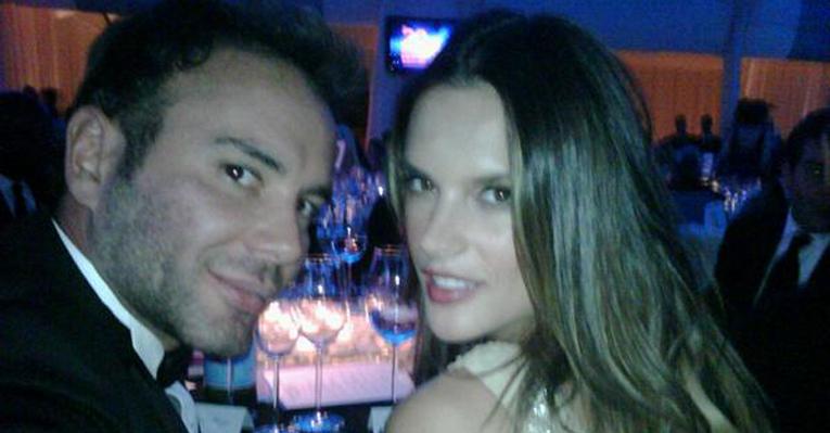 Alessandra Ambrosio vai à festa beneficente de Elton John