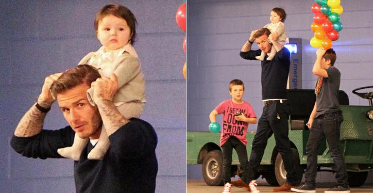 Família Beckham celebra aniversário de Cruz em boliche