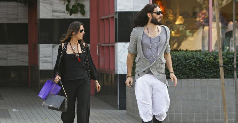 Russell Brand aparece em nova companhia, após aula de yoga