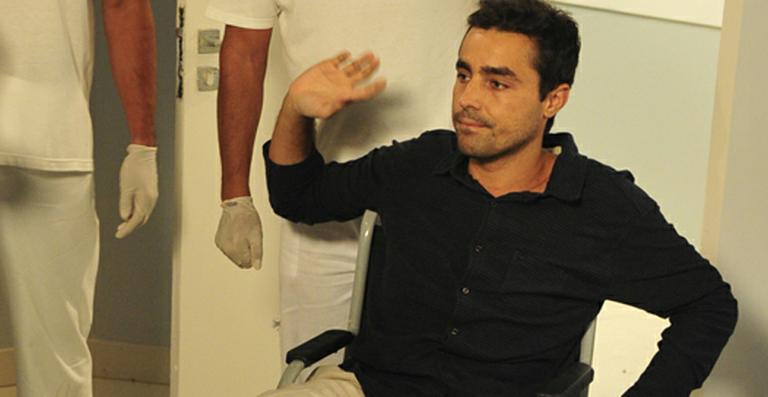 ‘Aquele Beijo’: Vicente deixa hospital na cadeira de rodas