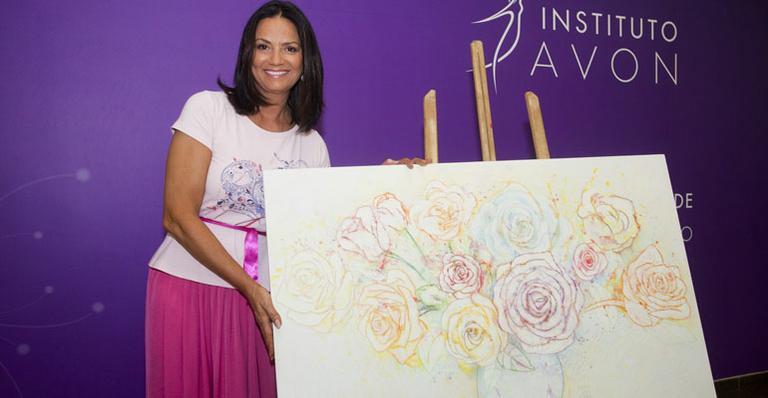 Luiza Brunet em entrega de quadro em prol do Hospital do Câncer de Barretos