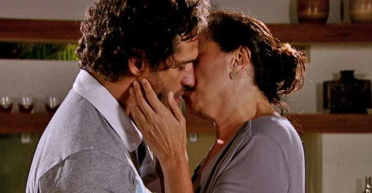Griselda e Guaracy têm noite de amor em ‘Fina Estampa’