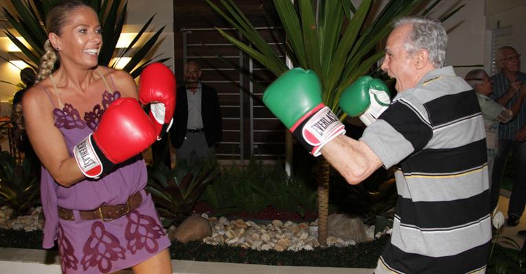Adriane Galisteu brinca de boxeadora em evento