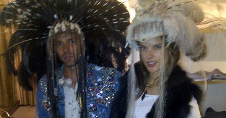 Grávida, Alessandra Ambrosio aparece vestida de índia
