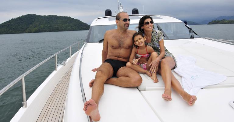 Jacqueline Dalabona e Carol Ribeiro curtem Angra em família