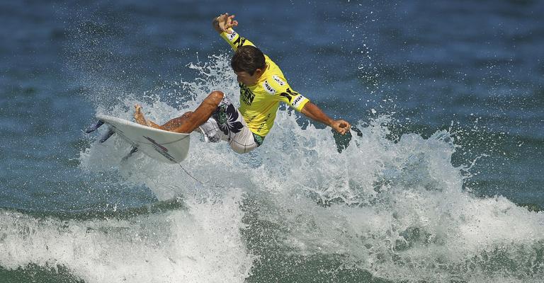 Surfista Alan Donato domina ondas na Austrália
