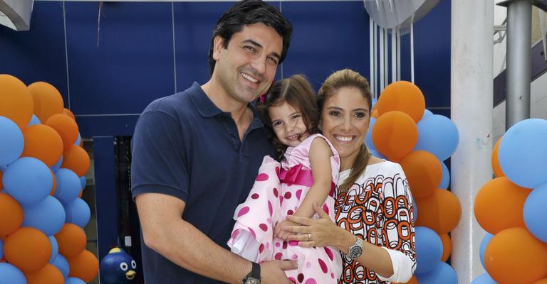 Alegria de Edu Guedes e Dani Zurita no aniversário da herdeira