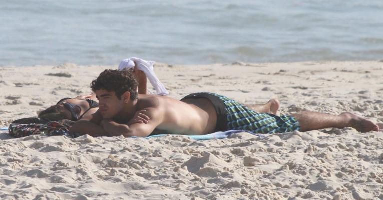 Caio Castro curte praia com loira no Rio de Janeiro