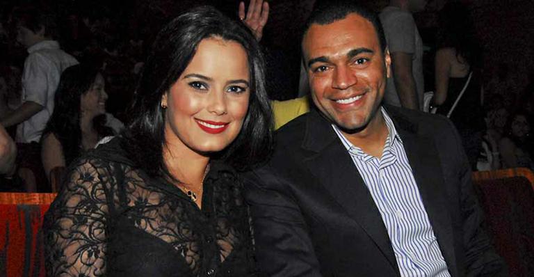 Luciele Di Camargo faz tatuagem em homenagem ao casamento com Denílson