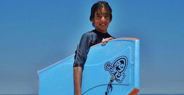 Após a folia, Matheus Costa surfa em praia no Rio
