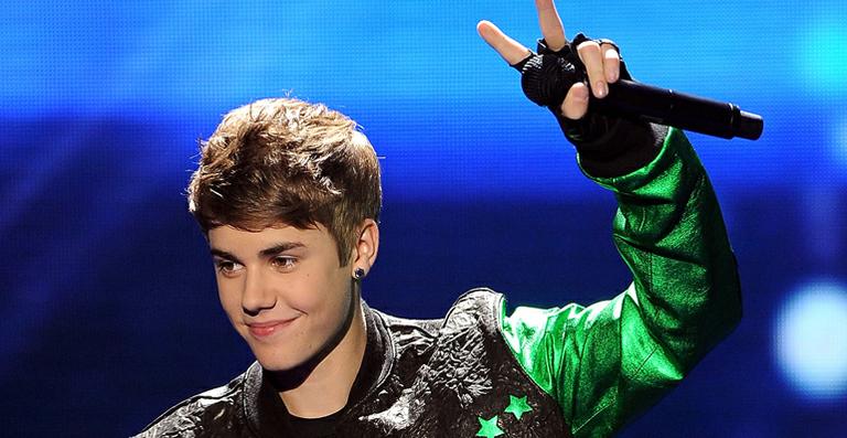 Justin Bieber faz 18 anos, mas ganha como presente o prêmio de Vilão do Ano