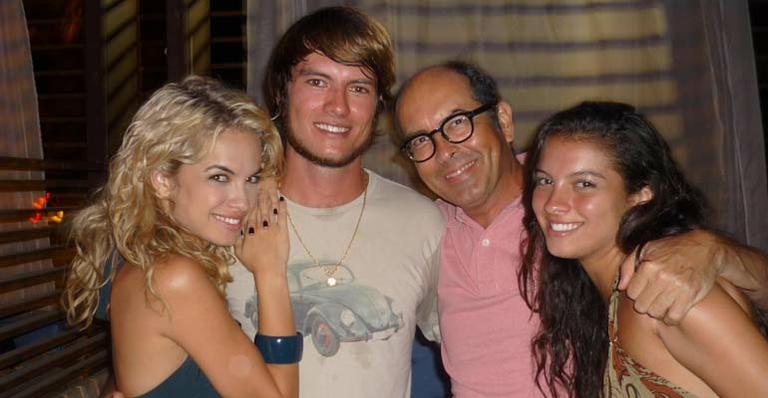 Lua Blanco, Ana Terra e o pai prestigiam show do irmão Pedro Sol