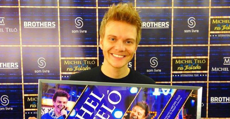 Após show, Michel Teló ganha disco de platina na Bélgica