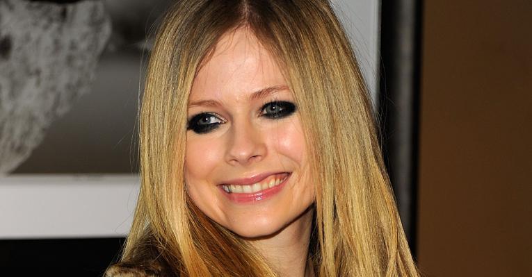 Avril Lavigne apresenta seu novo clipe com uma mensagem aos fãs