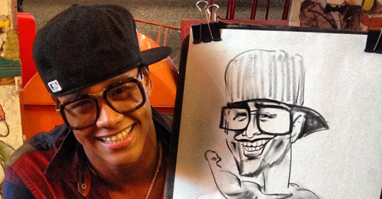 Léo Santana ganha caricatura durante férias em Nova York