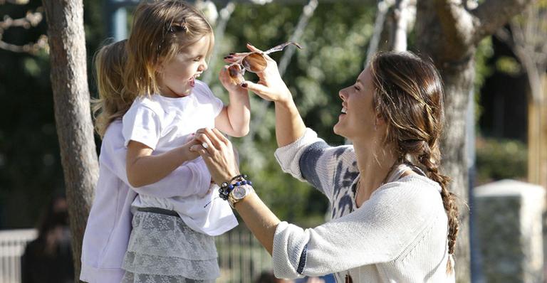 Alessandra Ambrosio curte dia no parque com Anja