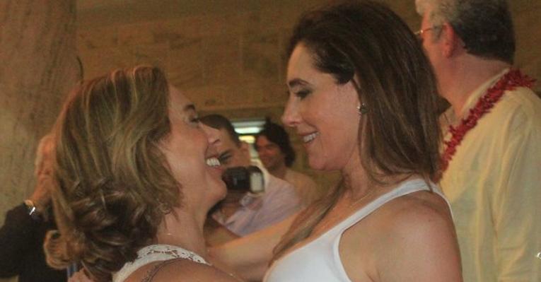 Cissa Guimarães parabeniza Christiane Torloni em festa no Rio de Janeiro