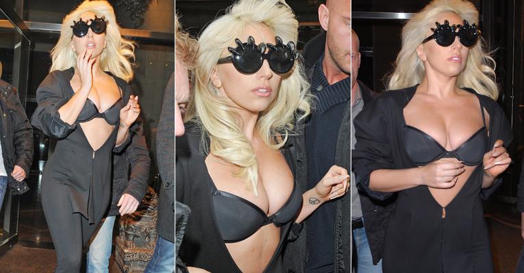 Lady Gaga desfila com sutiã à mostra