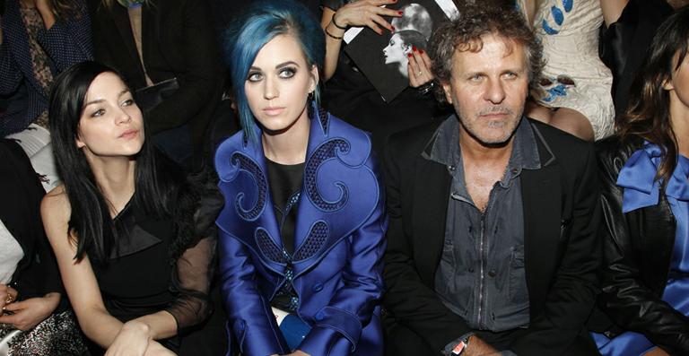 Katy Perry desfila modelito azul em Paris