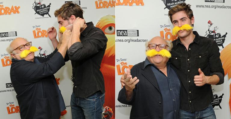 Danny DeVito e Zac Efron posam com bigodões para promover filme