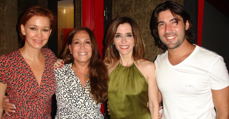 Susana Vieira e Sandro Pedroso prestigiam amigos em peça