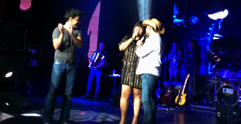 Fabiana Karla realiza sonho de cantar com Zezé Di Camargo e Luciano