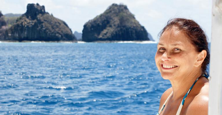 Depois de carnaval agitado, Fafá de Belém descansa em Fernando de Noronha