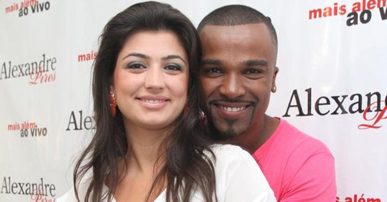 Alexandre Pires recebe a esposa Sara Campos em show