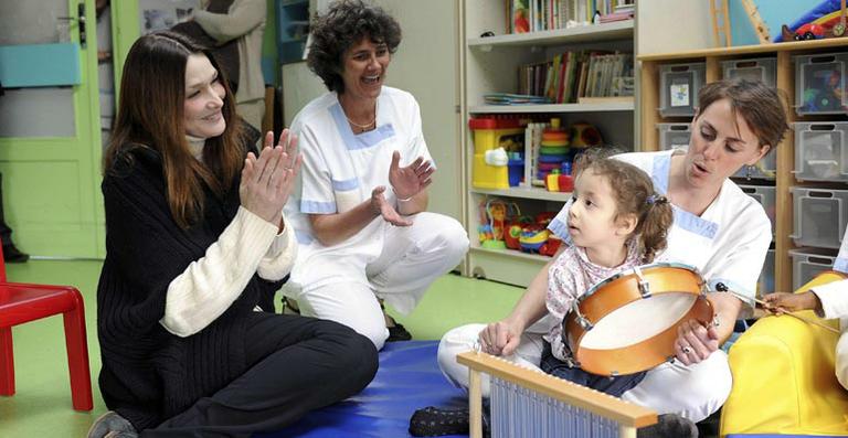 Quatro meses após dar à luz, Carla Bruni recupera rotina como primeira-dama