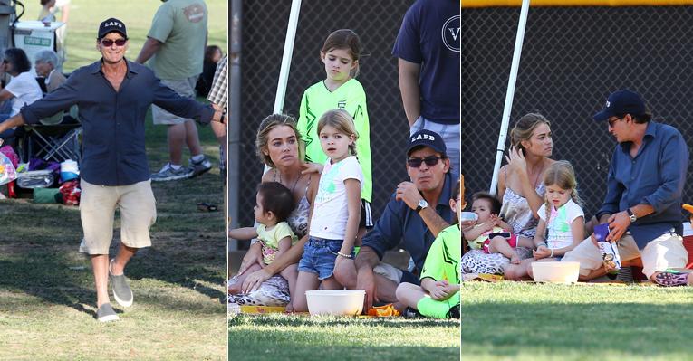 Charlie Sheen e Denise Richards assistem a jogo de futebol da filha Sam