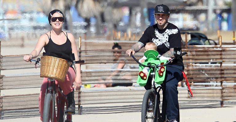 Pink em passeio de bicicleta com o marido e a filha