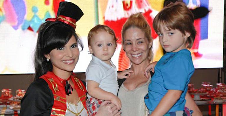 Danielle Winits leva filhos a lançamento de DVD de Aline Barros