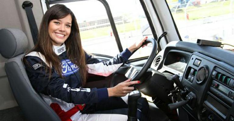 Ex-BBB Talula aprende a pilotar caminhão e entra para a Fórmula Truck