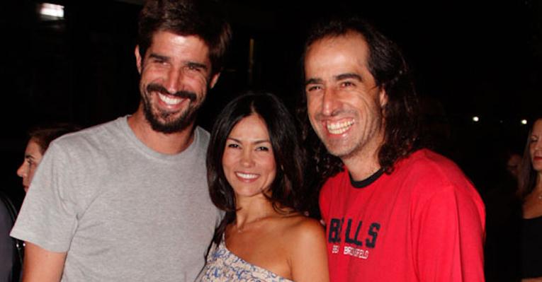Feras do tênis, Fernando Meligeni e Flávio Saretta curtem peça de teatro estrelada pela mulher de Meligeni