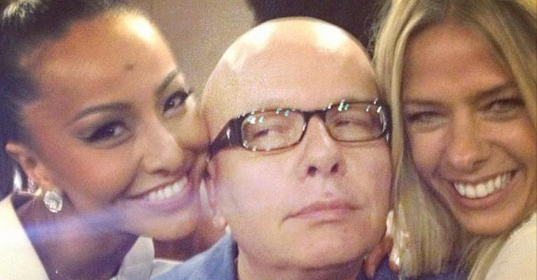 Marcelo Tas se diverte com Sabrina Sato e Adriane Galisteu