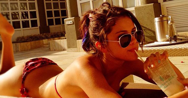 Selena Gomez exibe boa forma enquanto se bronzeia