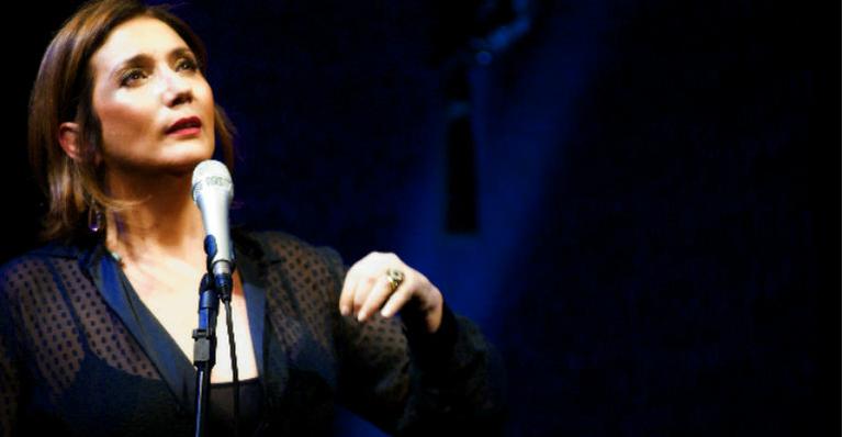 Zizi Possi se apresenta em Paris