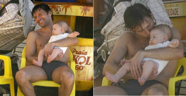 Ex-jogador Leonardo mima filho na praia