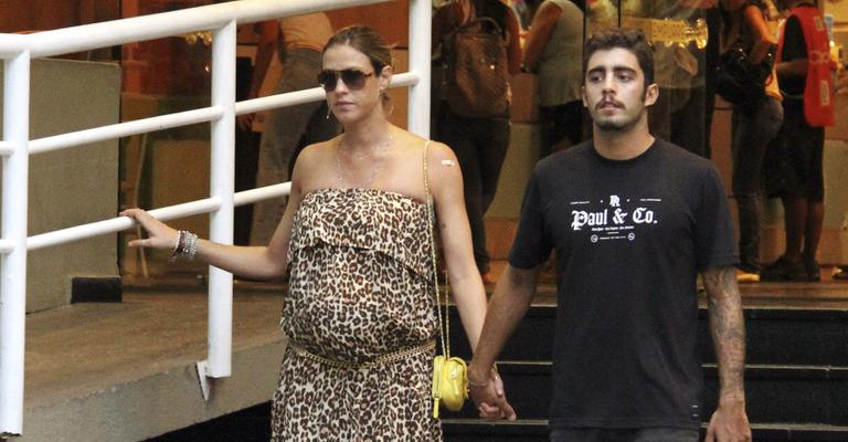 Luana Piovani passeia com o amado no Rio