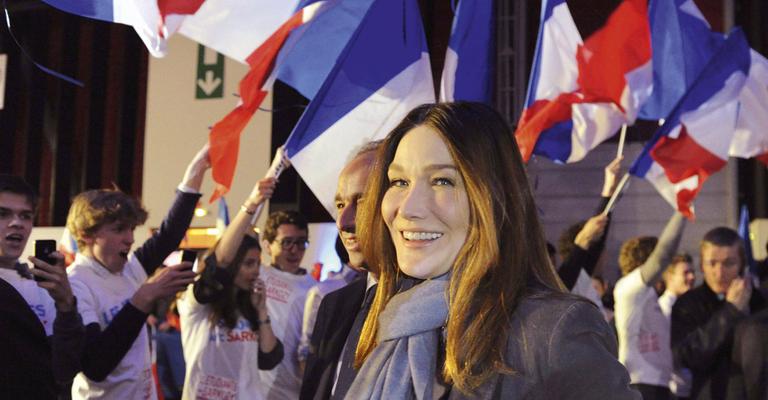 Carla Bruni faz campanha eleitoral pelo marido Nicolas Sarkozy