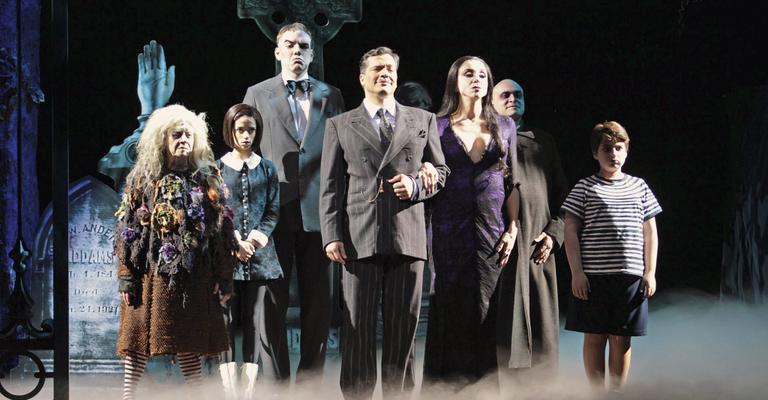 Daniel Boaventura e Marisa Orth estreiam ‘A Família Addams’