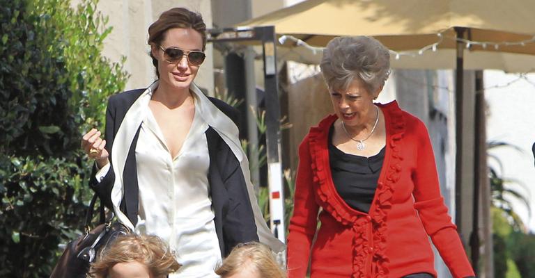 Angelina Jolie faz compras com a família em Beverly Hills