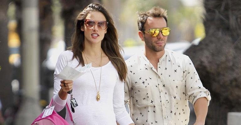Alessandra Ambrosio busca a filha Anja na escola