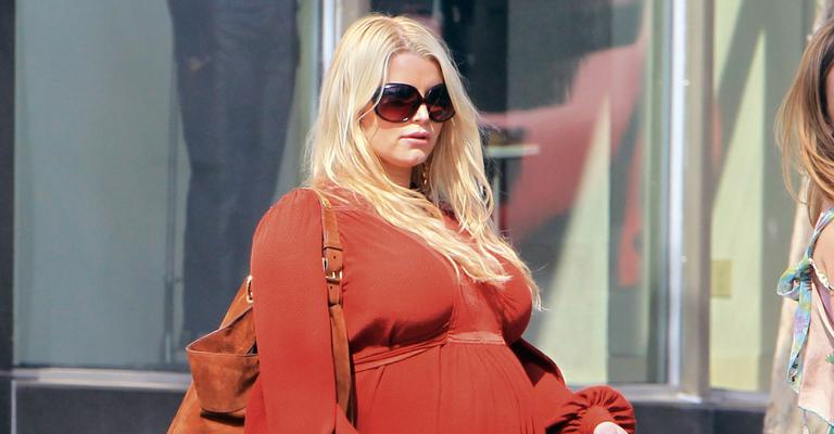 Grávida, Jessica Simpson faz compras em Beverly Hills