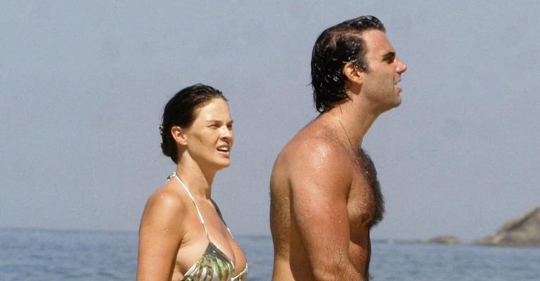 Letícia Birkheuer relaxa na praia com o marido