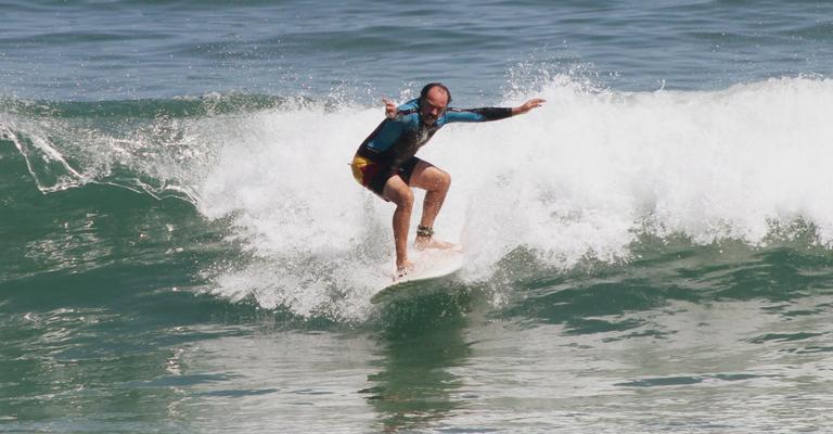 Humberto Martins surfa em praia no Rio de Janeiro