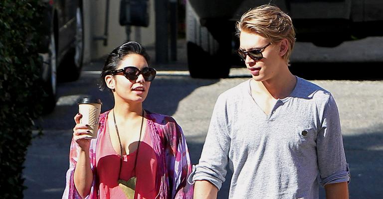 Vanessa Hudgens curte caminhada em Los Angeles