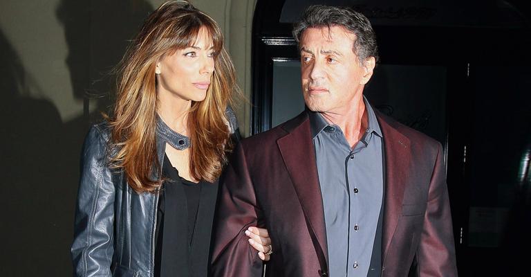 Estiloso, Sylvester Stallone curte noite com a amada em Nova York