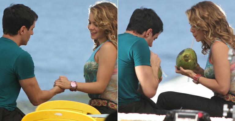 Leandra Leal surge loira nas gravações de ‘Cheias de Charme’ com Ricardo Tozzi