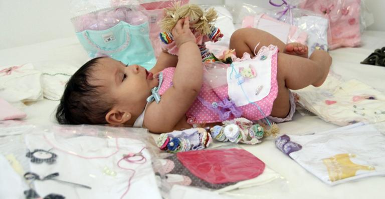 Filha de Aline Barros usa roupa feita pela mãe no chá de bebê